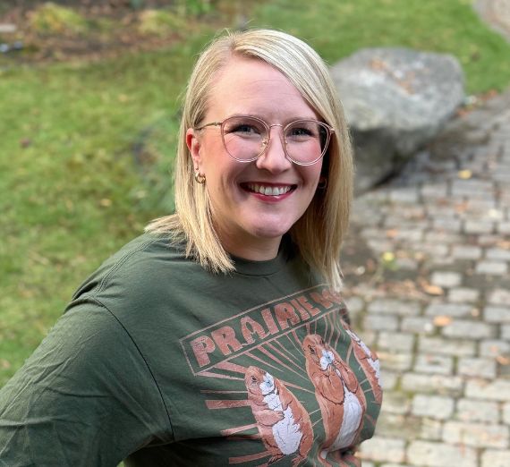 طالبة جامعة غونزاغا ماديسون روز تُوجّه طالبًا في المرحلة المتوسطة